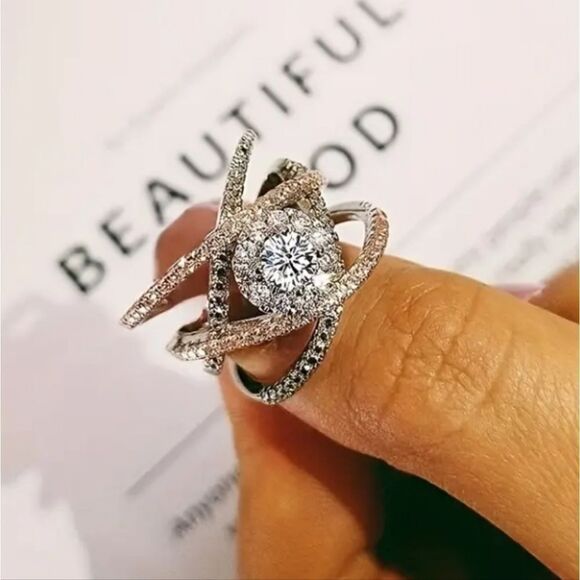 Elegant two-tone wedding ring sz 5 - Picture 4 of 5